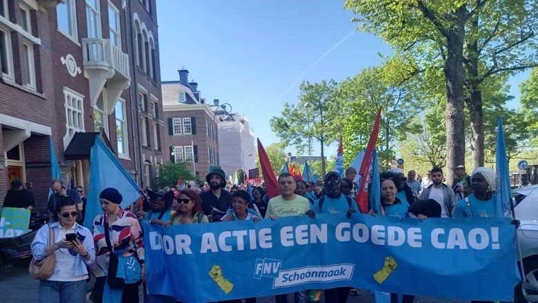 Schoonmakers staken op Schiphol tegen cao-resultaat loondoorbetaling