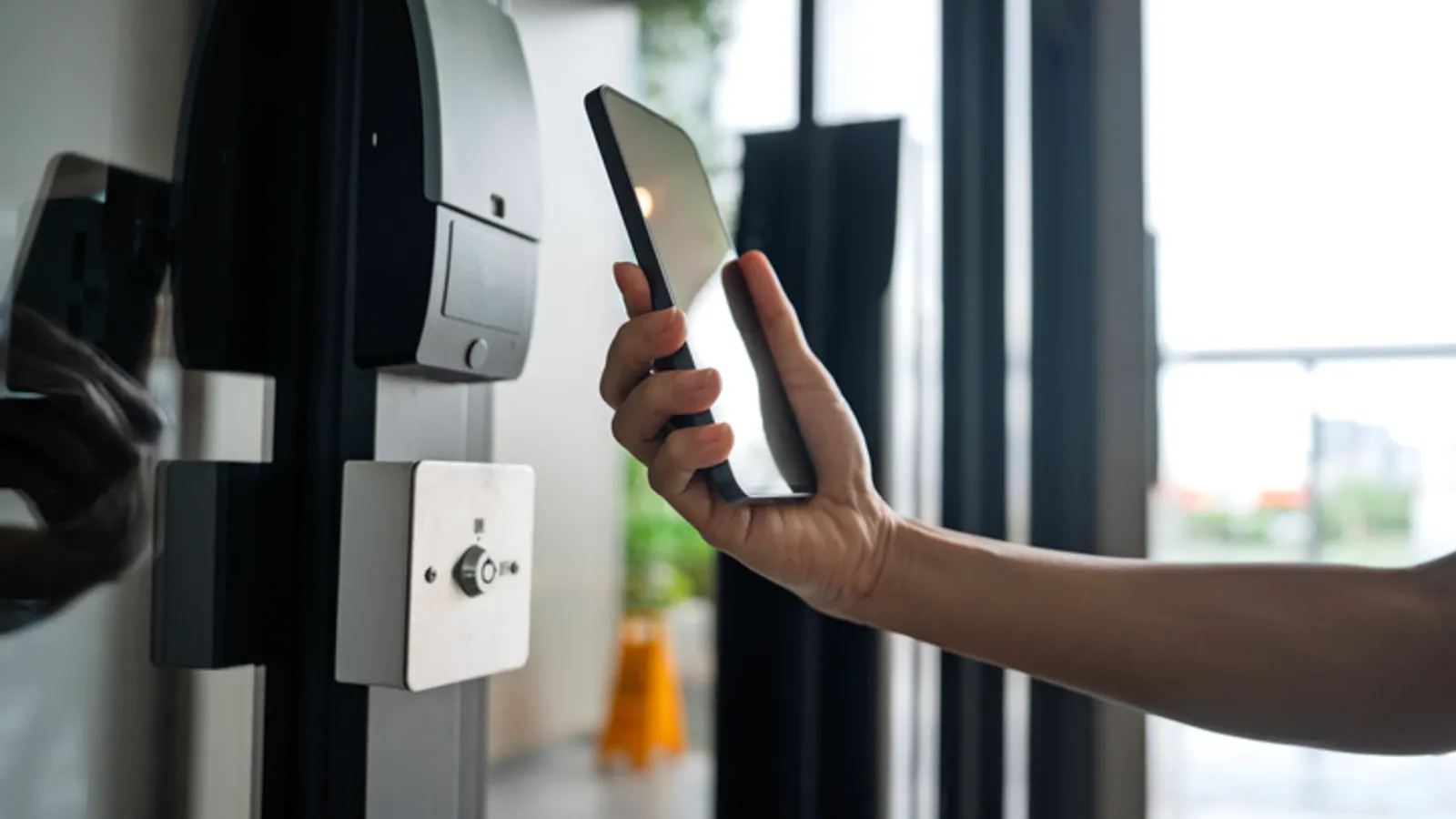 Mobiele toegangscontrole heeft een gedeelde standaard nodig — en het ontbreken kost FM geld