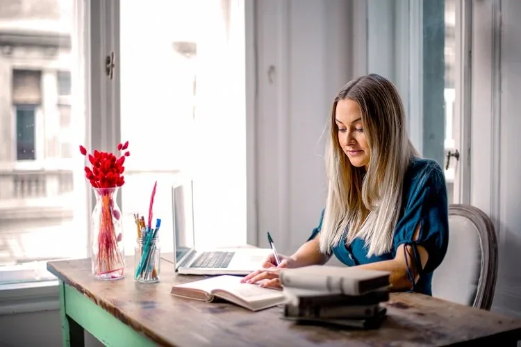 Promotieonderzoek Erasmus: thuiswerken verhoogt focus en productiviteit bij concentratietaken