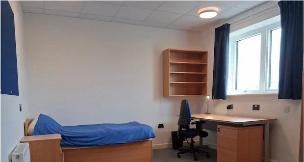 Retrofit militaire woningblok bespaart 70% kosten en haalt net-zero CO2