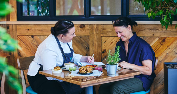 Vijf verschuivingen in hoe het VK op het werk eet