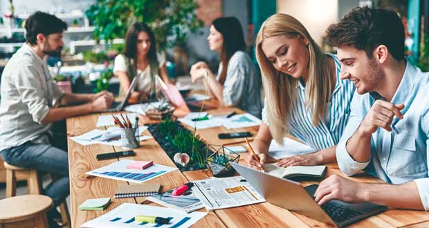 Lawaaiige kantoren kosten Britse werknemers drie weken productiviteit per jaar