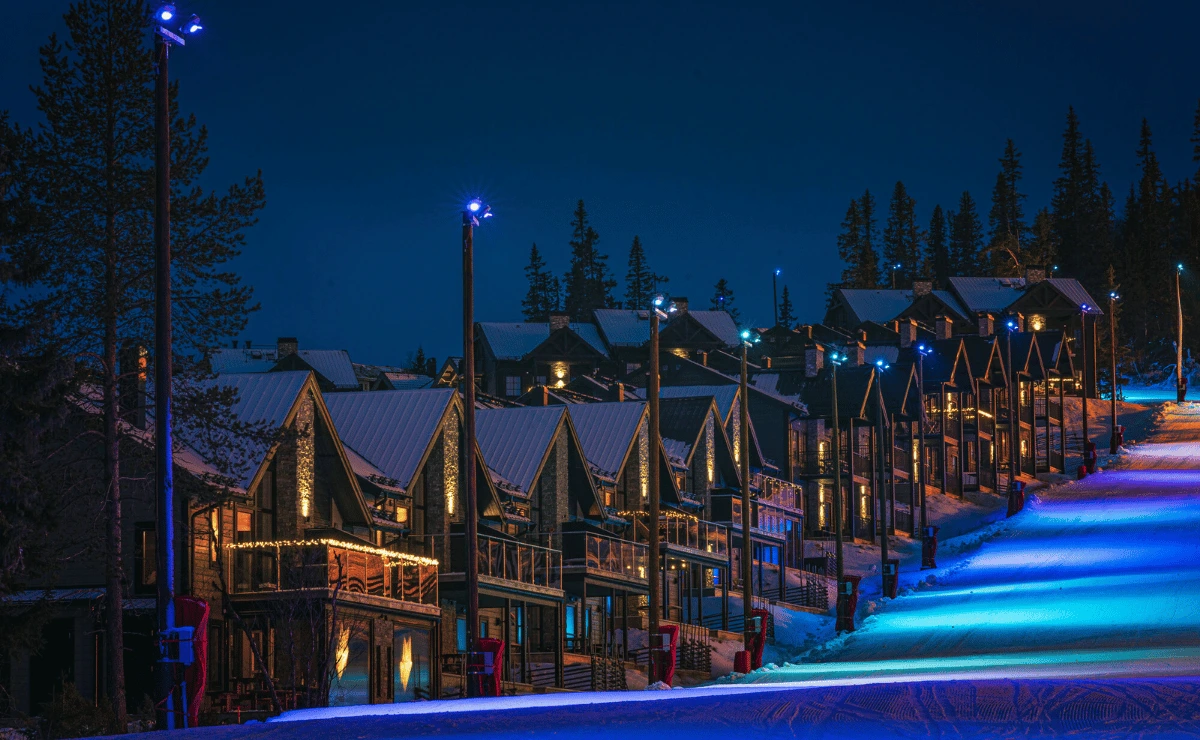 LEDVANCE verlicht Zweeds skiresort met RGB LED-projectoren voor efficiëntie en beleving