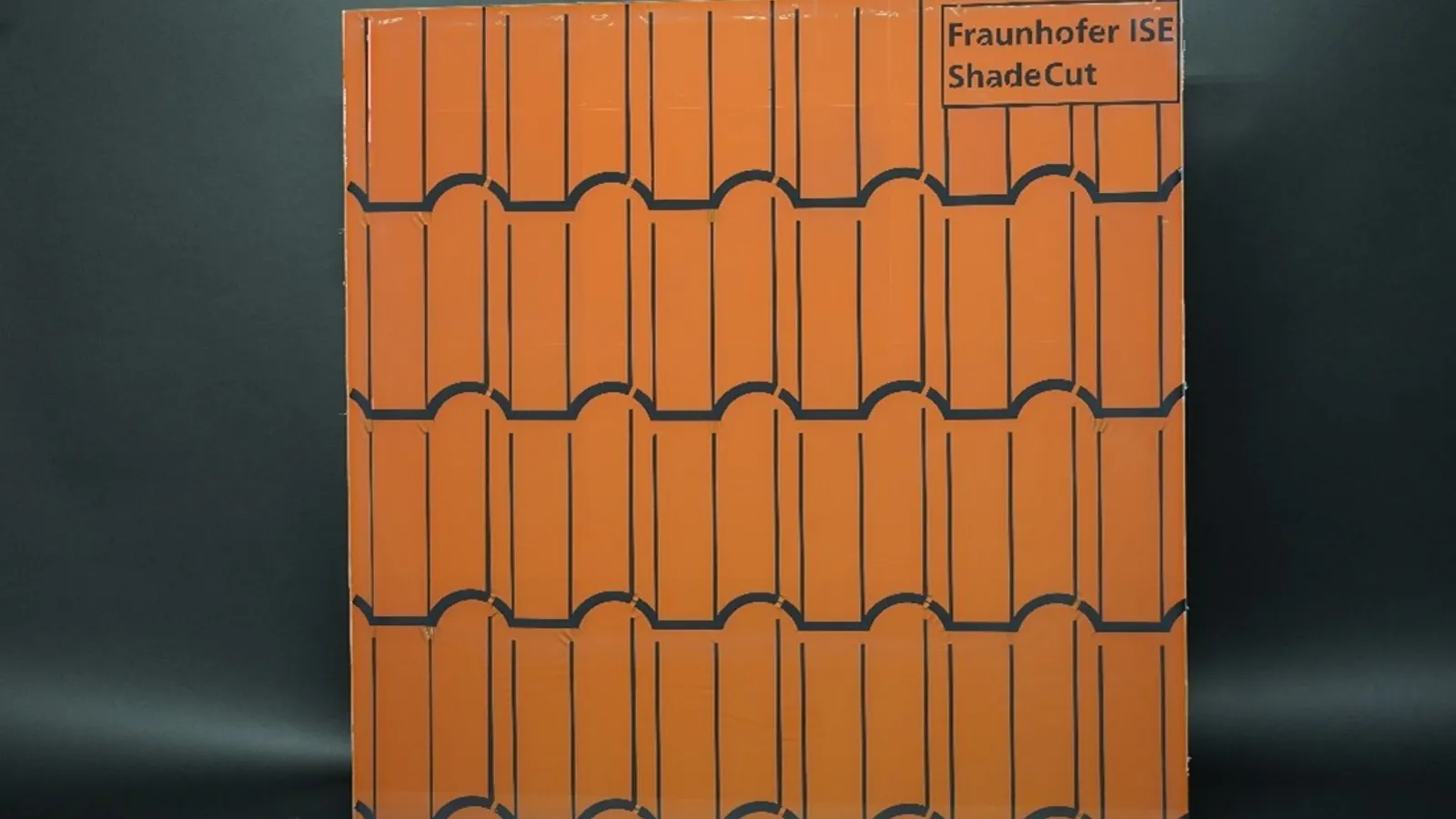 Fraunhofers laser-geëtste zonnepan — ~95% efficiënt PV dat eruitziet als metselwerk, geïnspireerd op Morpho-vlinders