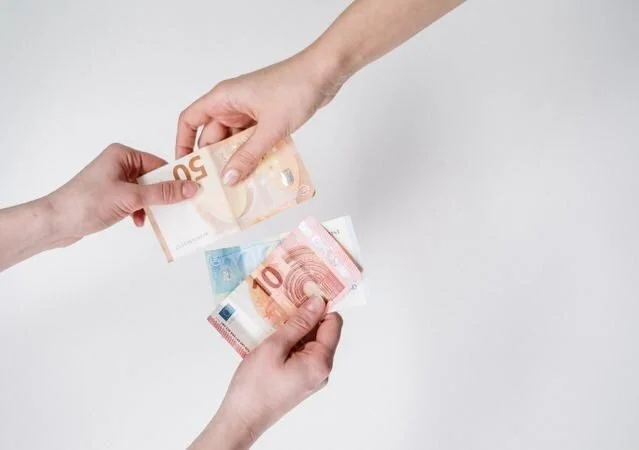 Arbeidsinspectie boet schoonmaakbedrijven van 700.000 euro voor loon- en vergunningsovertredingen