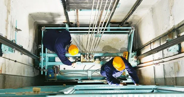 Complii bundelt liften en roltrappen · Britse compliance-markt consolideert door