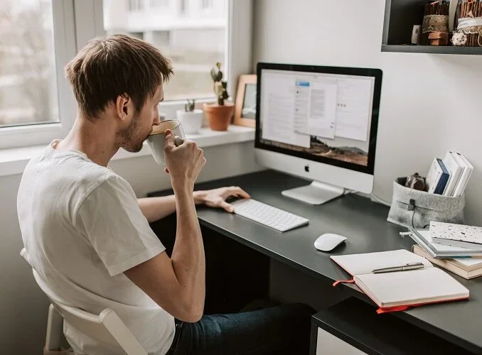 Werkgevers worden strikter rond thuiswerken · hybride flexibiliteit onder review