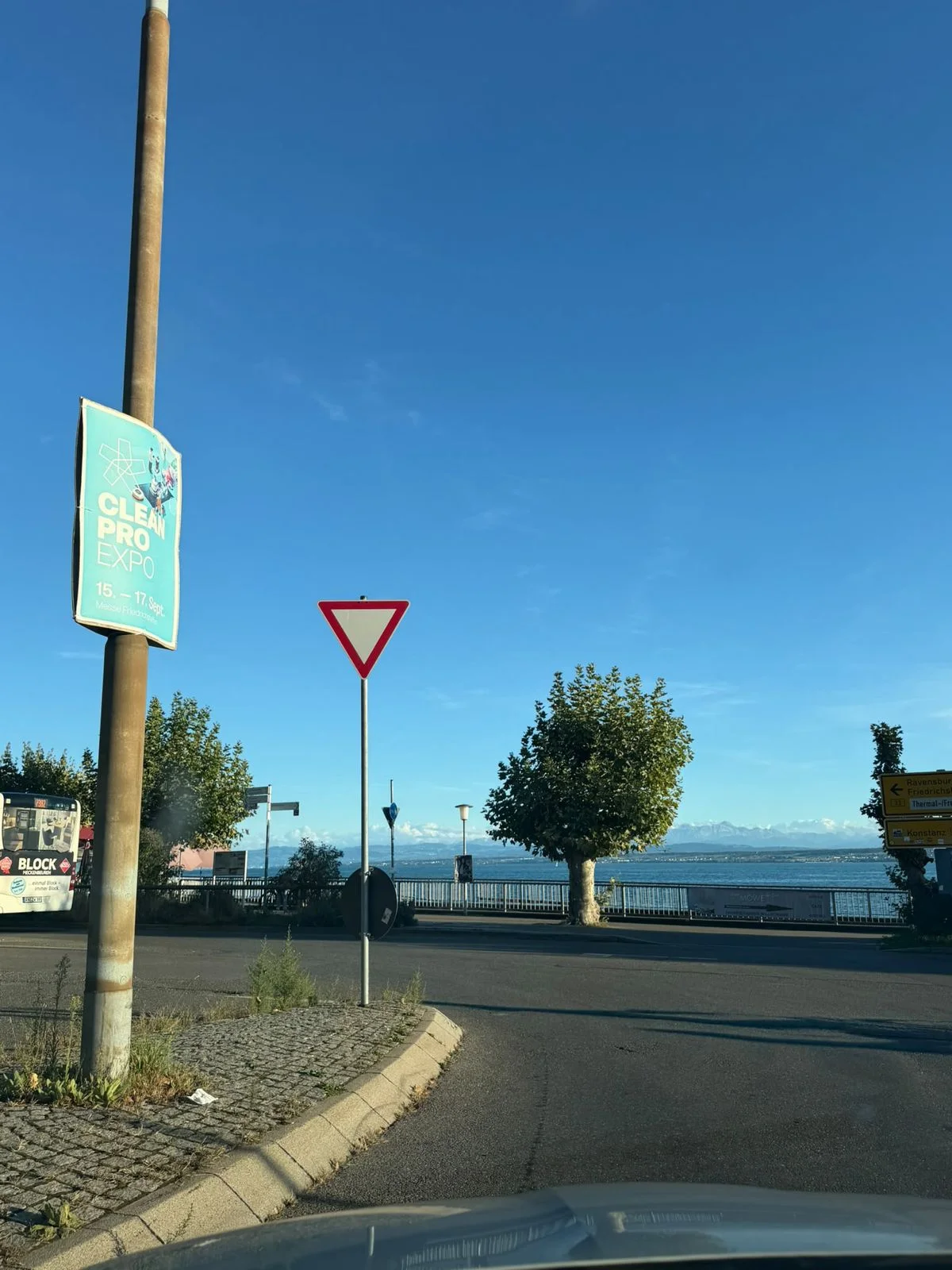 Affiche van de Clean Pro Expo langs de weg naar de Messe, met de Bodensee en de Alpen op de achtergrond. Beeld: Kevin Pashouwers