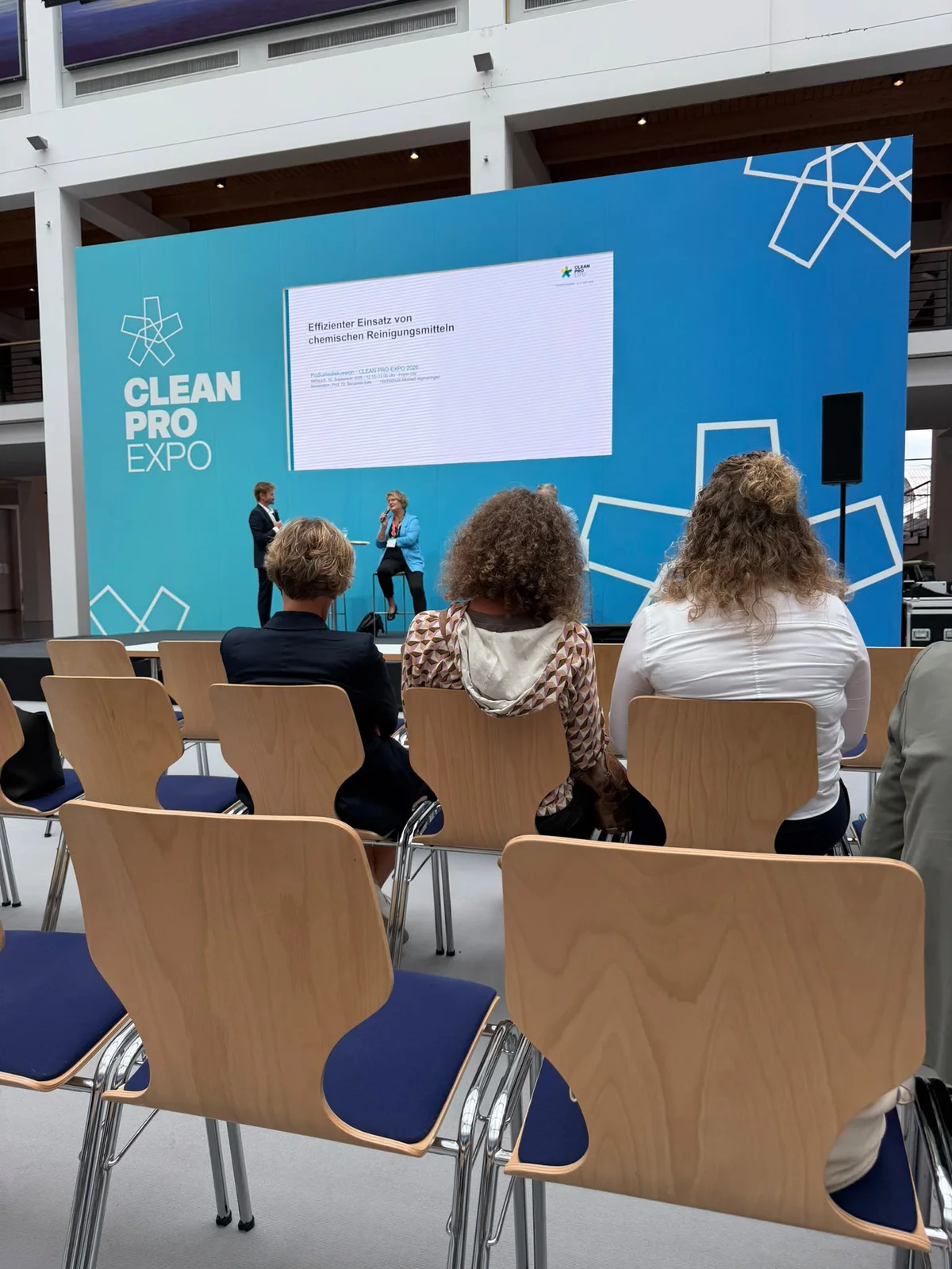 Paneldiscussie over efficiënt gebruik van reinigingschemie in het Foyer Ost. Beeld: Kevin Pashouwers